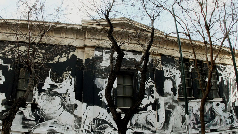 Υπάλληλοι καθαριότητας του Δήμου Αθηναίων για το γκράφιτι